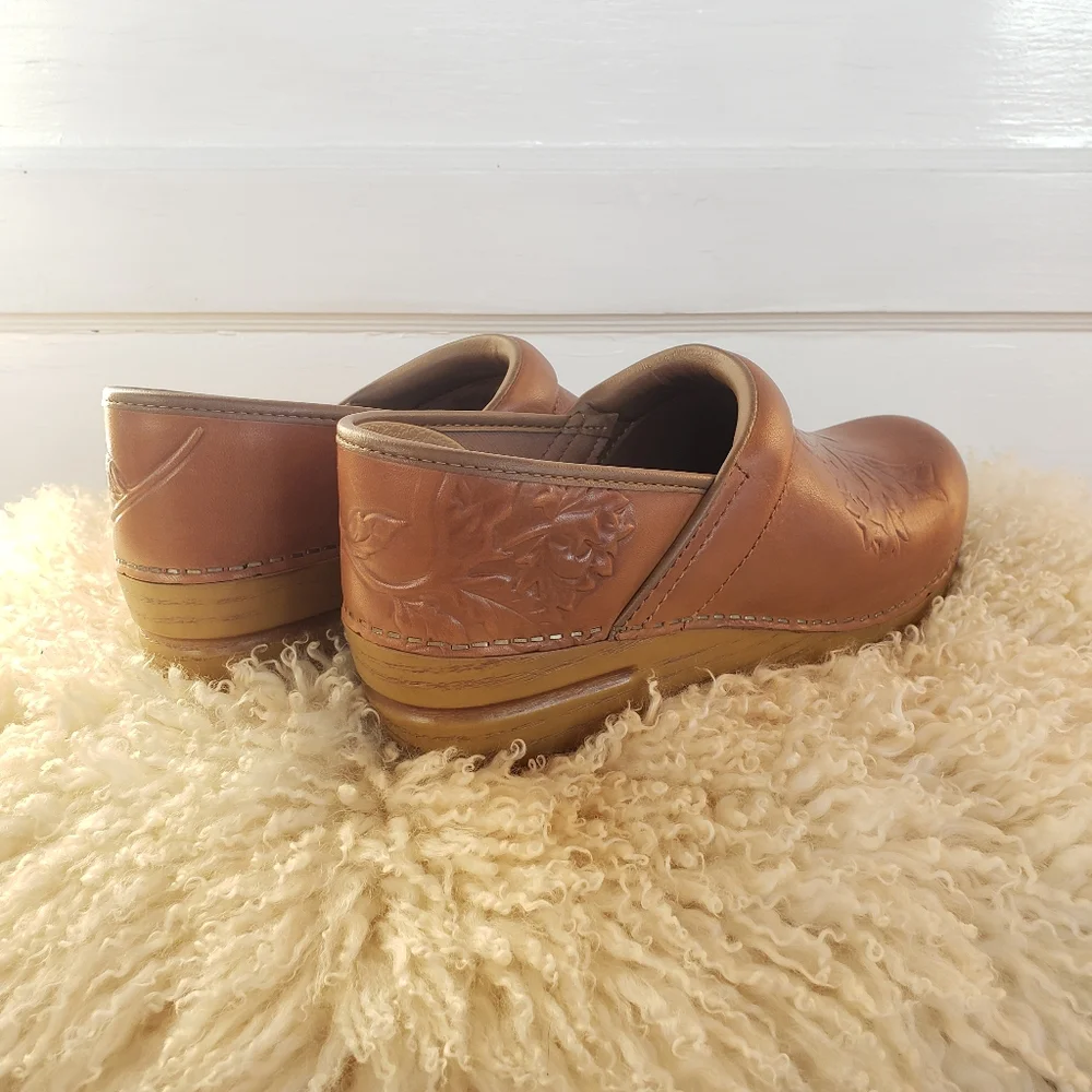 🌟SEE NEW LISTING🌟HP!🌾Limited Edition☆Dansko Honey Clogs☆Floral Embossed☆EU39- - Picture 6 of 16